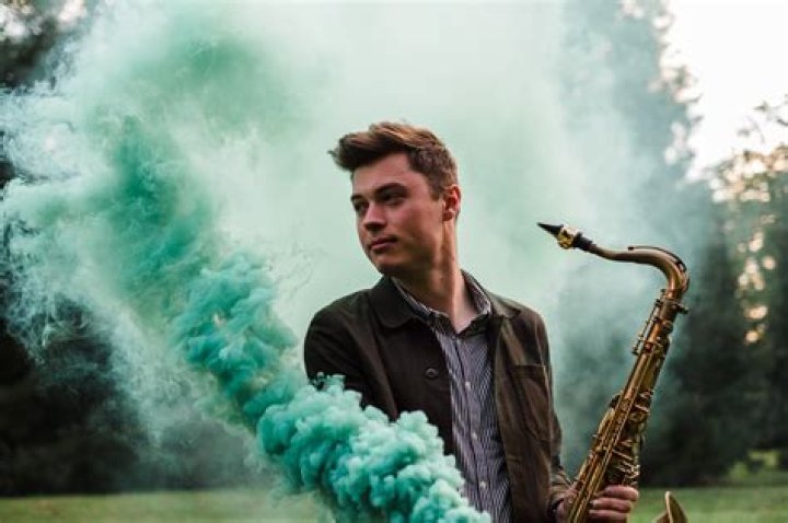 Does nick sax die?
