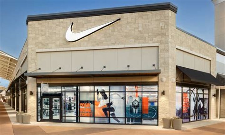 Does nike headquarters have a store?
