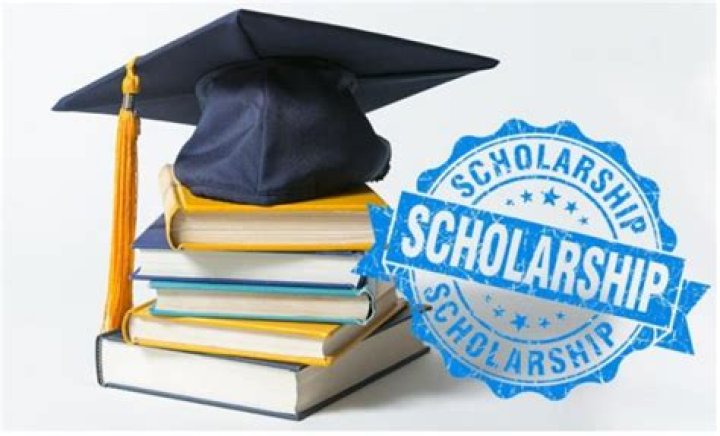Does punahou offer scholarships?