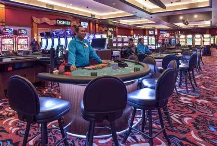 Does quinault casino have table games?
