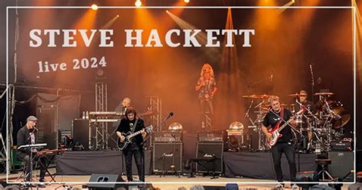 Does steve hackett use a pick?