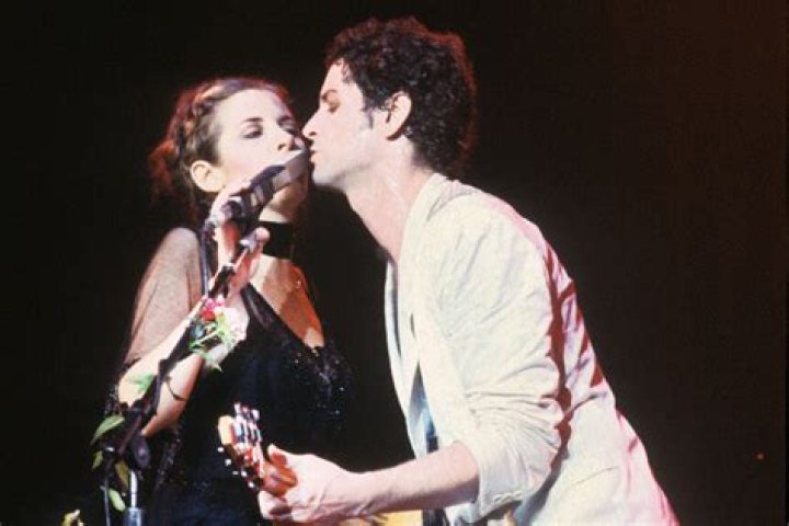 Does stevie nicks still love lindsey?