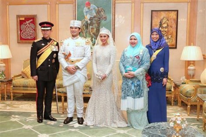 Does sultan qaboos have a son?