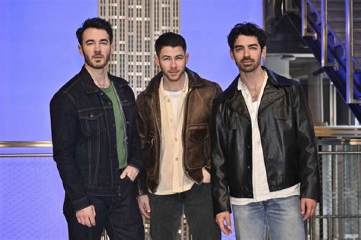 Does the oldest jonas brother sing?