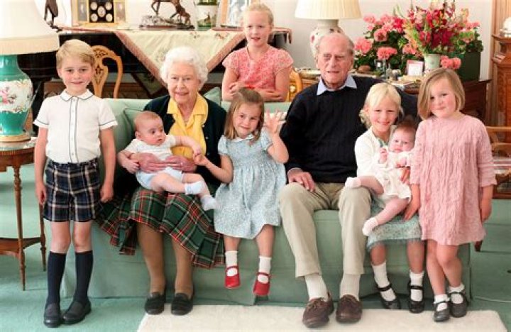 Does the queen have great great grandchildren?