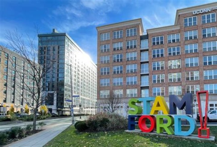 Does uconn stamford have dorms?