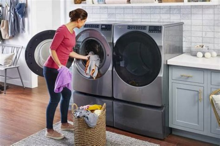 Does washing machine squeeze clothes?