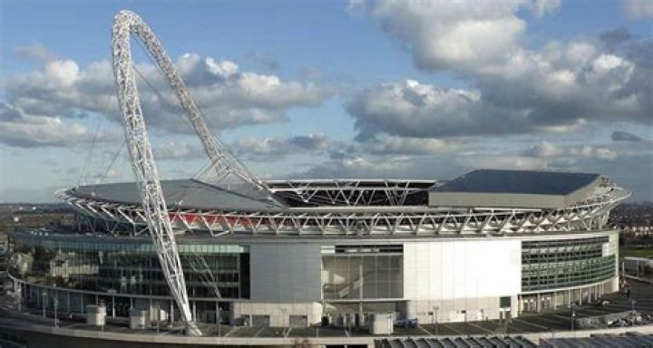 Does wembley stadium have a roof?