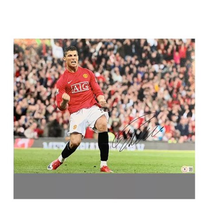 Has cristiano ronaldo signed for manchester united?
