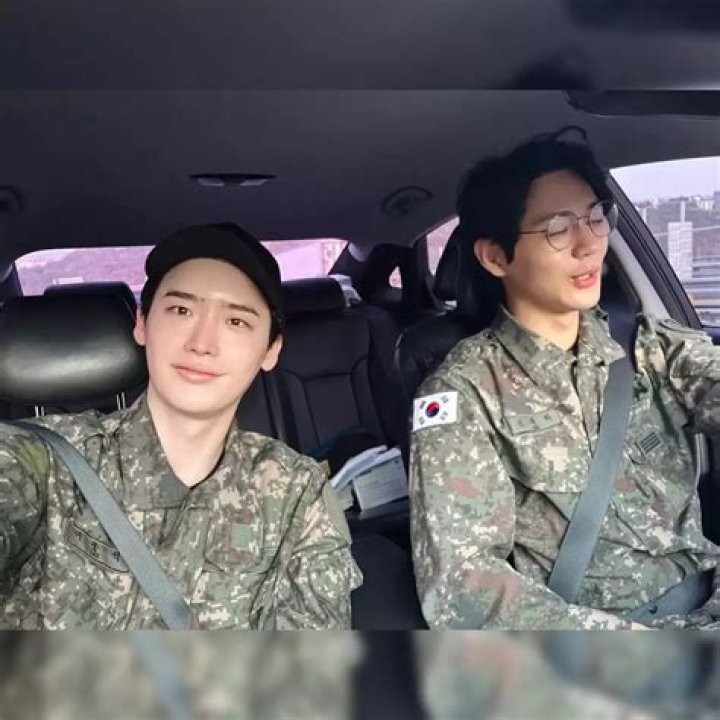 Has lee jong suk return from military?