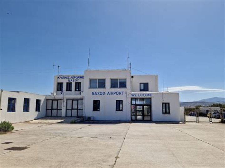 Has naxos got an airport?