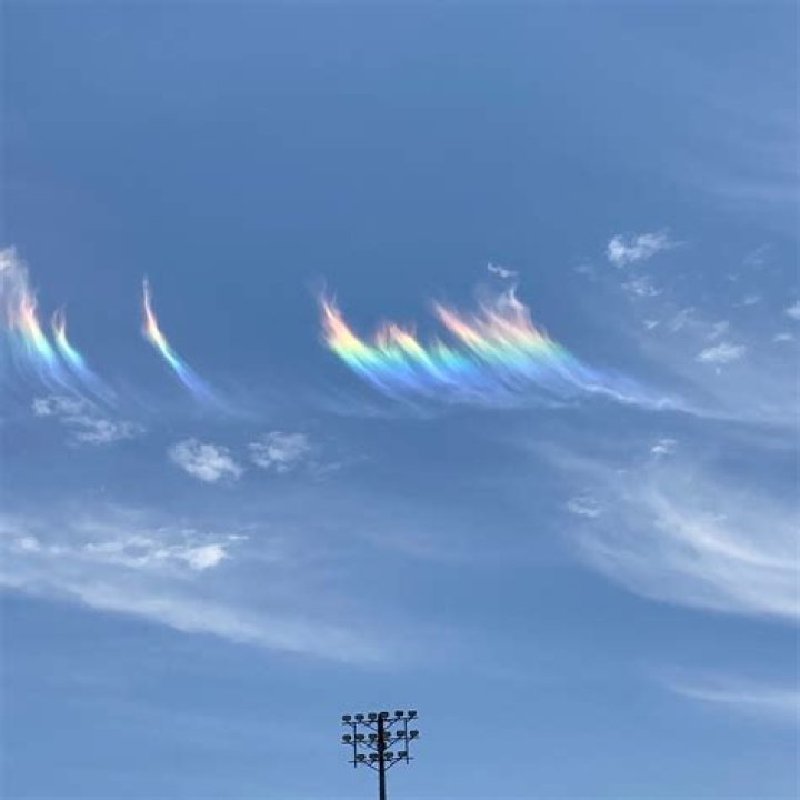 How iridescent cloud happen?