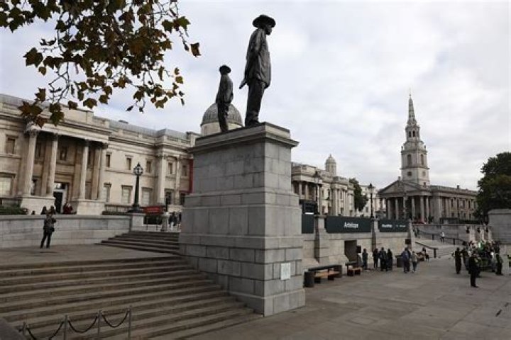 How many plinths are there in trafalgar square?