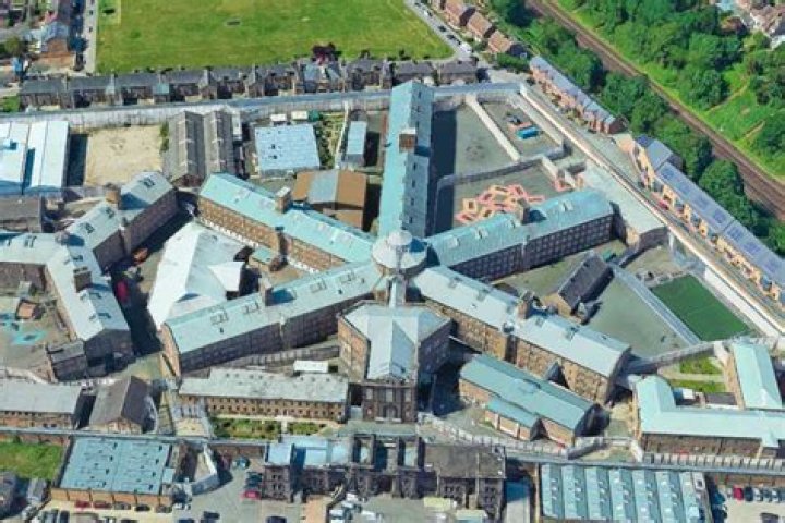How many prisons in uk?