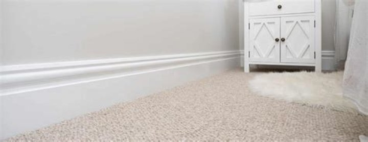 How paint skirting board with carpet?