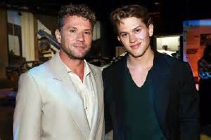 How tall ryan phillippe?