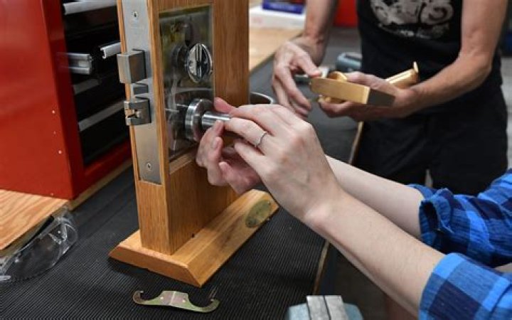 How to become a locksmith?