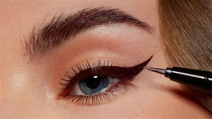 How to do the winged eyeliner?