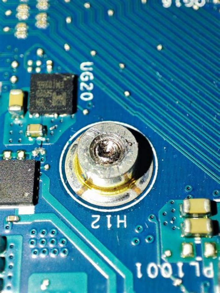 How to remove a broken head screw?