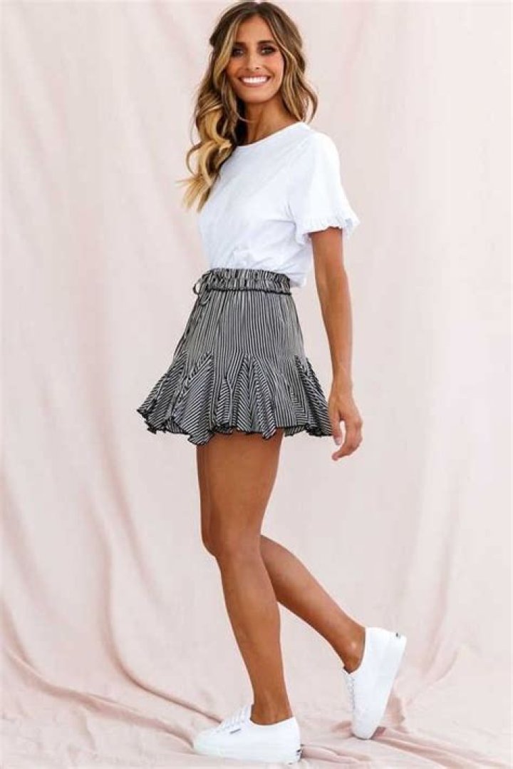 How to wear mini skirts?