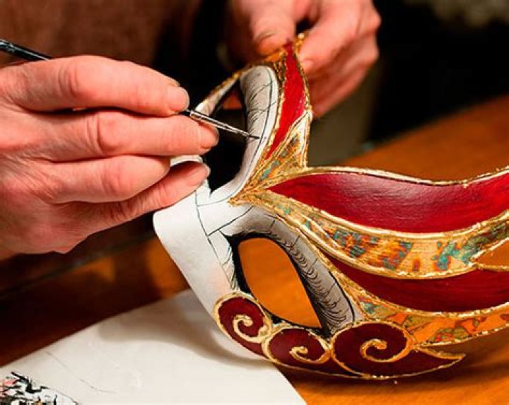 How venetian masks are made?