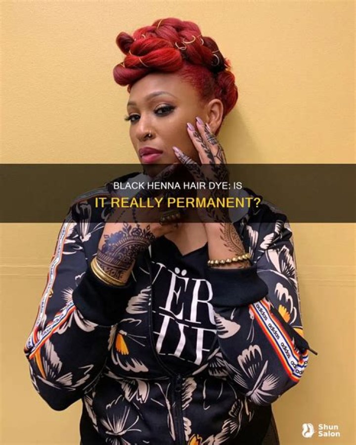 Is black henna hair dye?