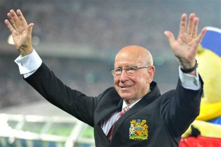 Is bobby charlton alive?