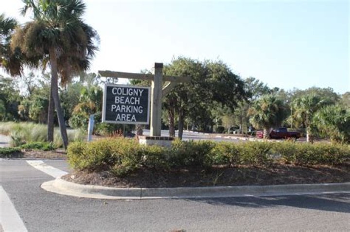 Is coligny beach parking free?