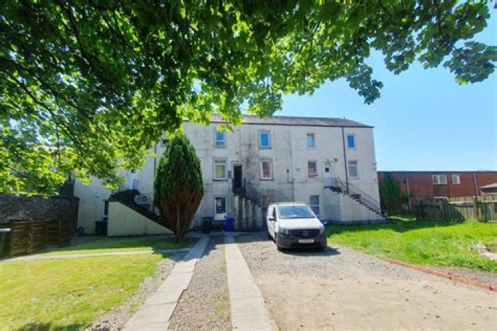 Is helensburgh in west dunbartonshire?