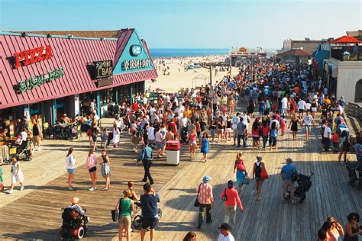 Is lavallette beach free?