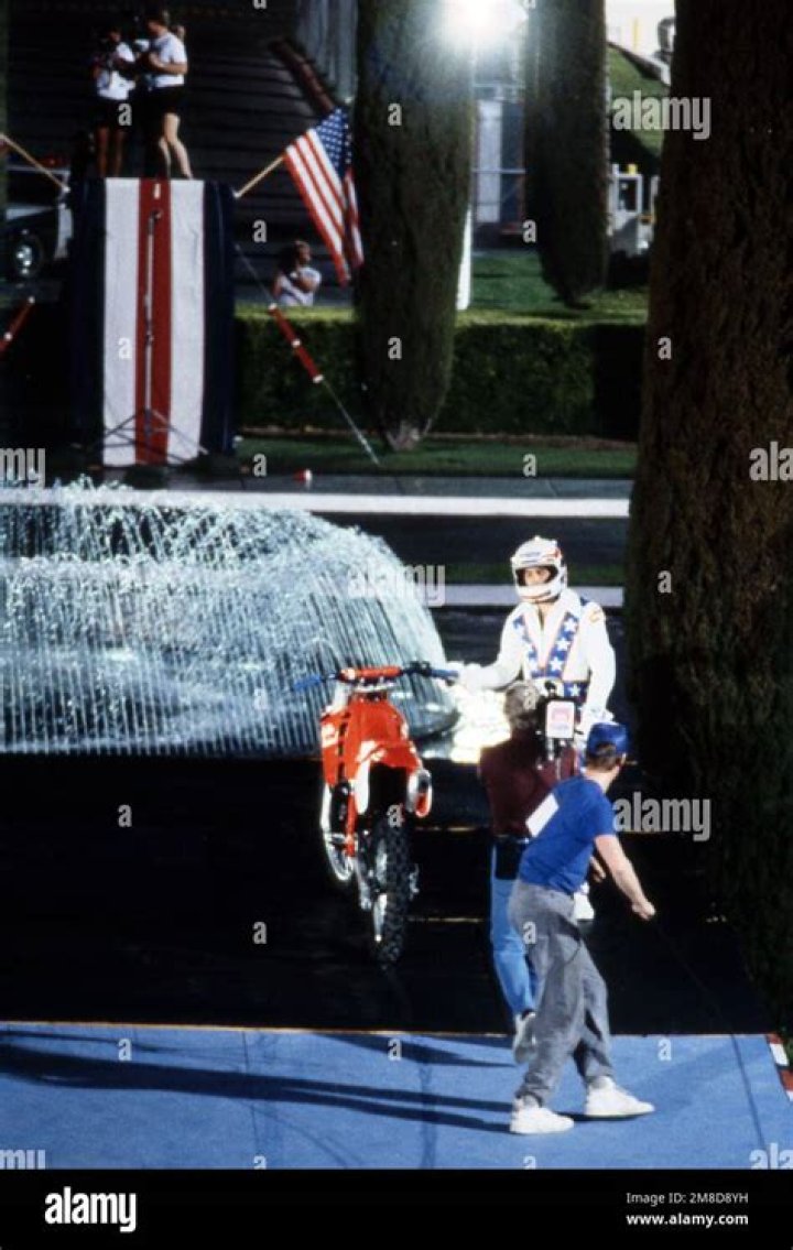 Is robbie knievel still alive?