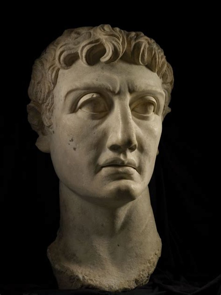 Is the portrait of augustus idealized or veristic?