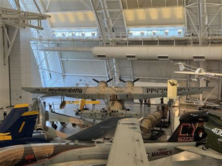 On what holiday is the udvar-hazy center closed?