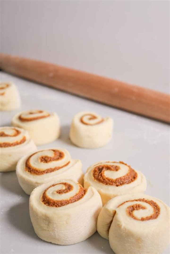 Should cinnamon rolls touch when baking?