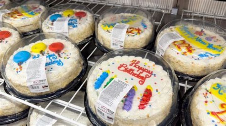 Should decorated cakes be refrigerated?