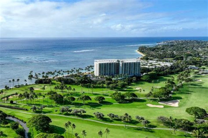 Should i stay in honolulu or maui?