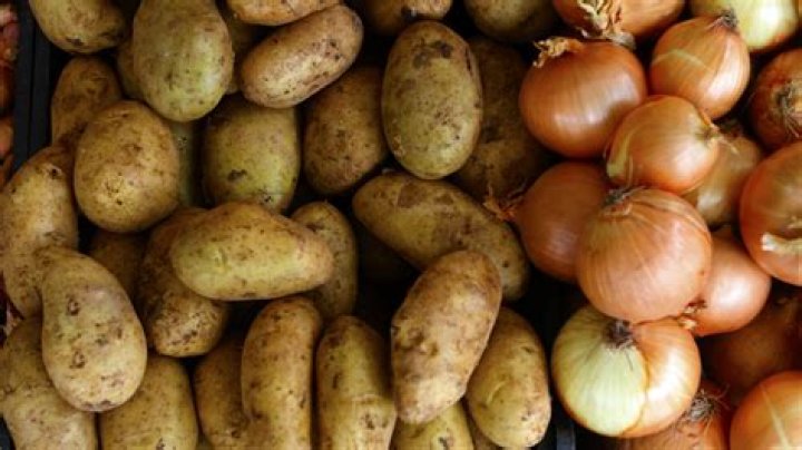 Should onions be stored near potatoes?