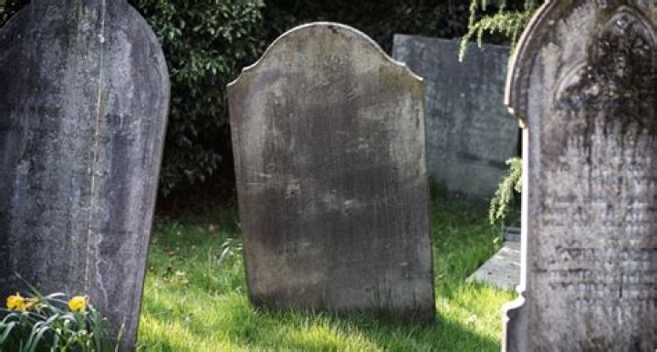 Was mozart buried in an unmarked grave?