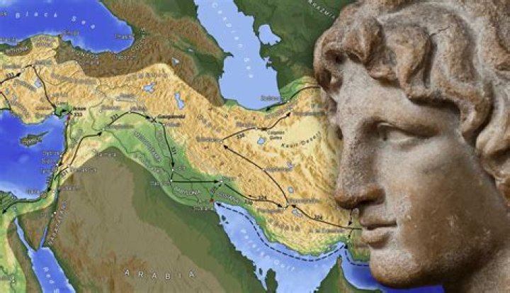 Was pyrrhus related to alexander?