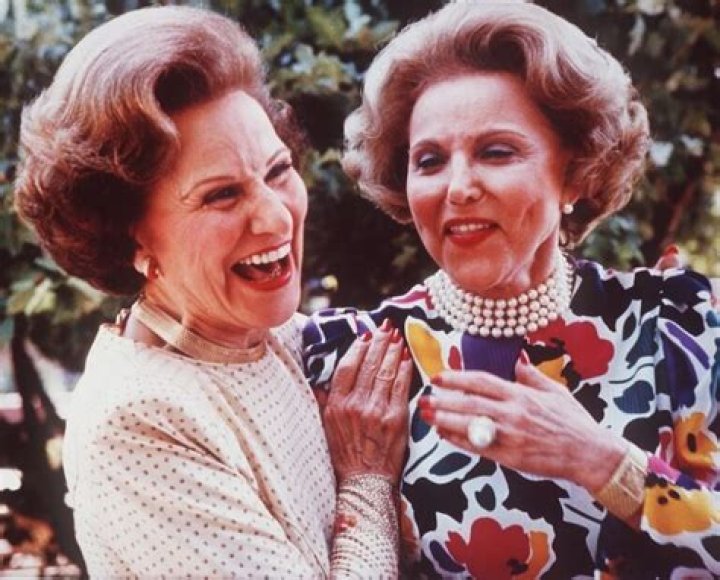 Were ann landers and dear abby sisters?