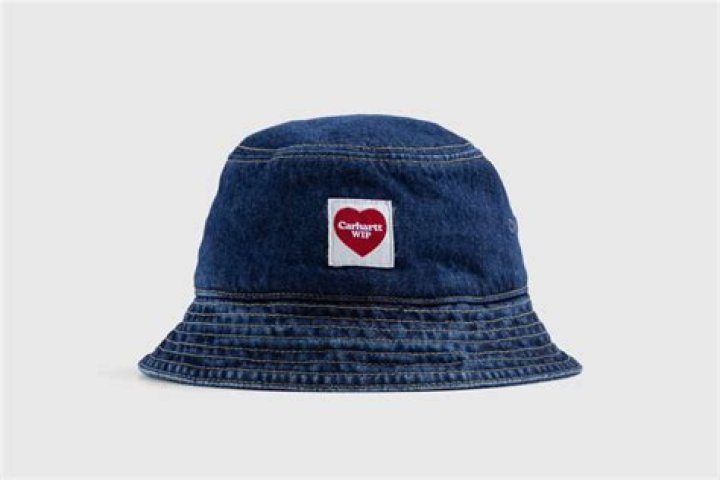 Were bucket hats popular in the 90s?