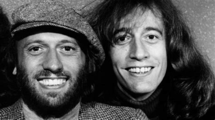 Were maurice and robin gibb identical twins?
