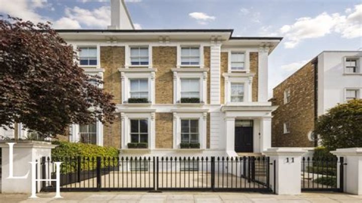 What are townhouses called in england?