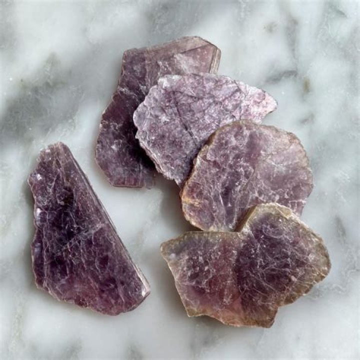 What does lepidolite look like?