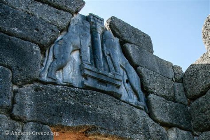 What iconography appears on the lion gate at mycenae?