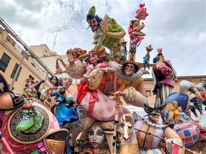 What is las fallas de valencia?
