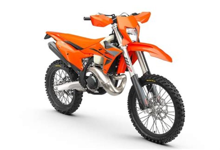 What is the difference between ktm sxf and xcf?