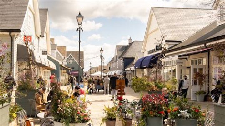 What shops are in llangollen?