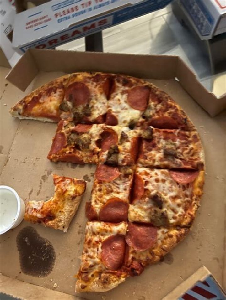 Whats on dominos taco pizza?