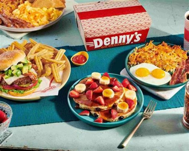 When did sambo's change to denny's?